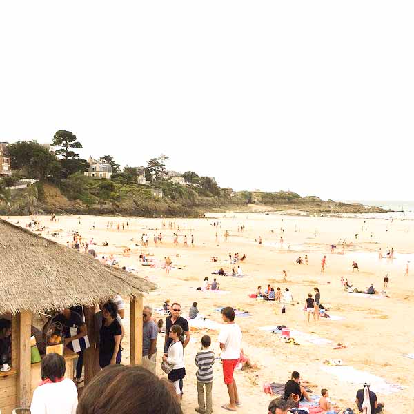 La grande plage de Saint Lunaire avec la paillotte